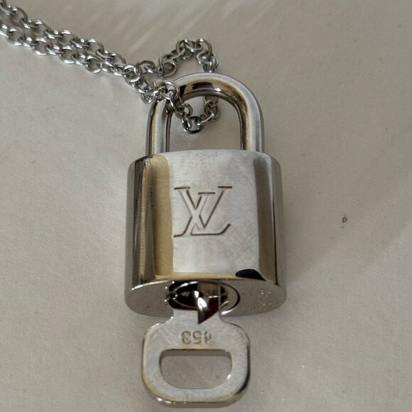 LOUIS VUITTON Lock Necklace with key - Picture 7 of 9
